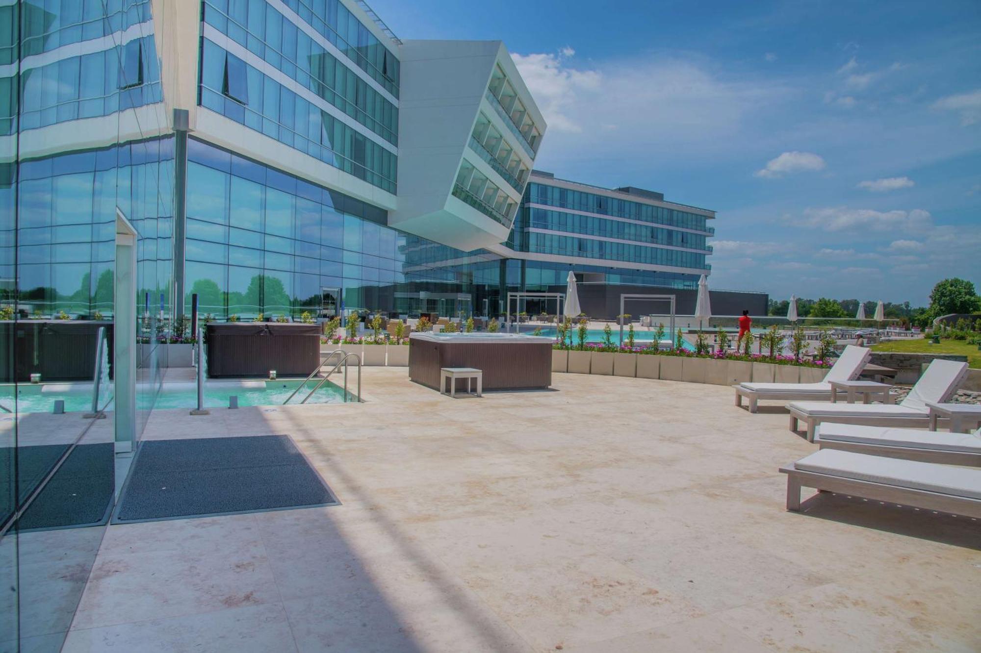 Hilton Pilar Hotel Exterior photo